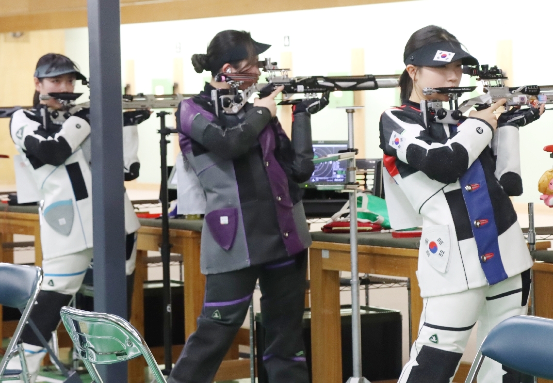 集中して狙いを定める選手たち