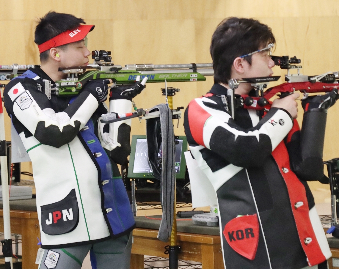 【男子１０メートルエアライフル６０発】デンケンの八川（左）とパリ五輪銀メダリストの朴