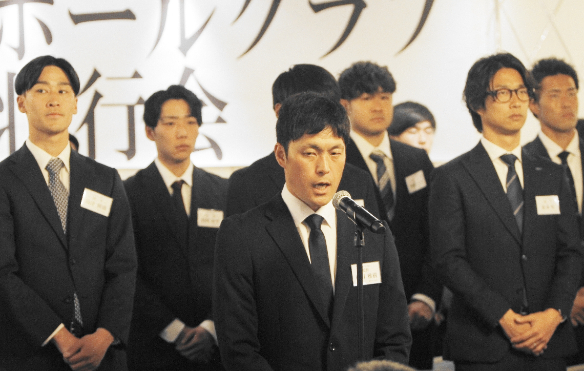 今季に向けた意気込みを語る柳川監督（中央）＝大分市