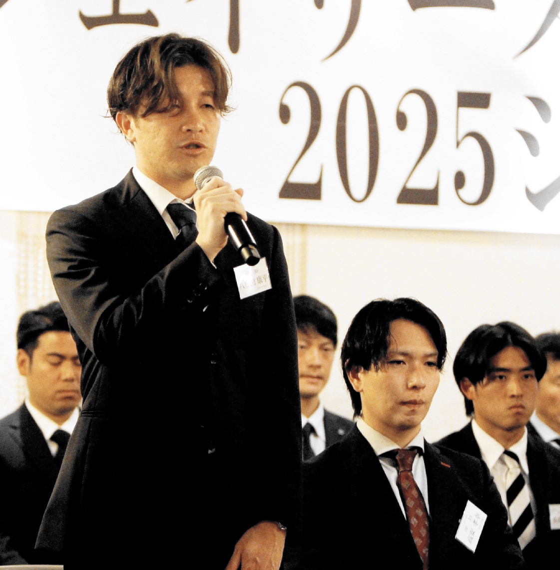 今季に向けて抱負を語る八反田主将（左手前）