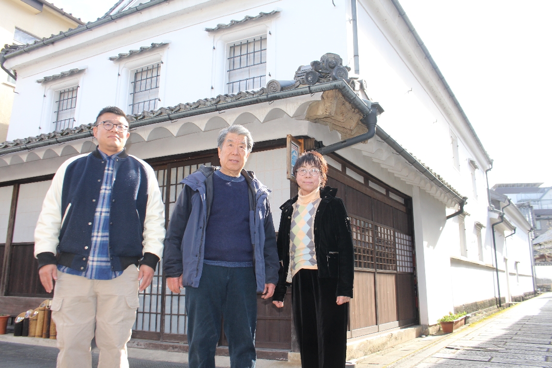 国登録有形文化財の建築物を宿泊施設などとして活用する（左から）後藤慶多さん、服部真二さん、服部玲子さん＝竹田市竹田町