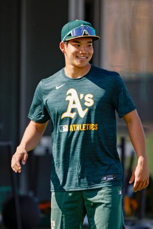 マイナーキャンプに合流し、笑顔でウオーミングアップするアスレチックスとマイナー契約の森井＝メサ（共同）