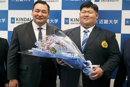 大相撲の音羽山部屋への入門を発表し、音羽山親方（左）と写真に納まる近大の浦山秀誠＝４日、大阪府東大阪市