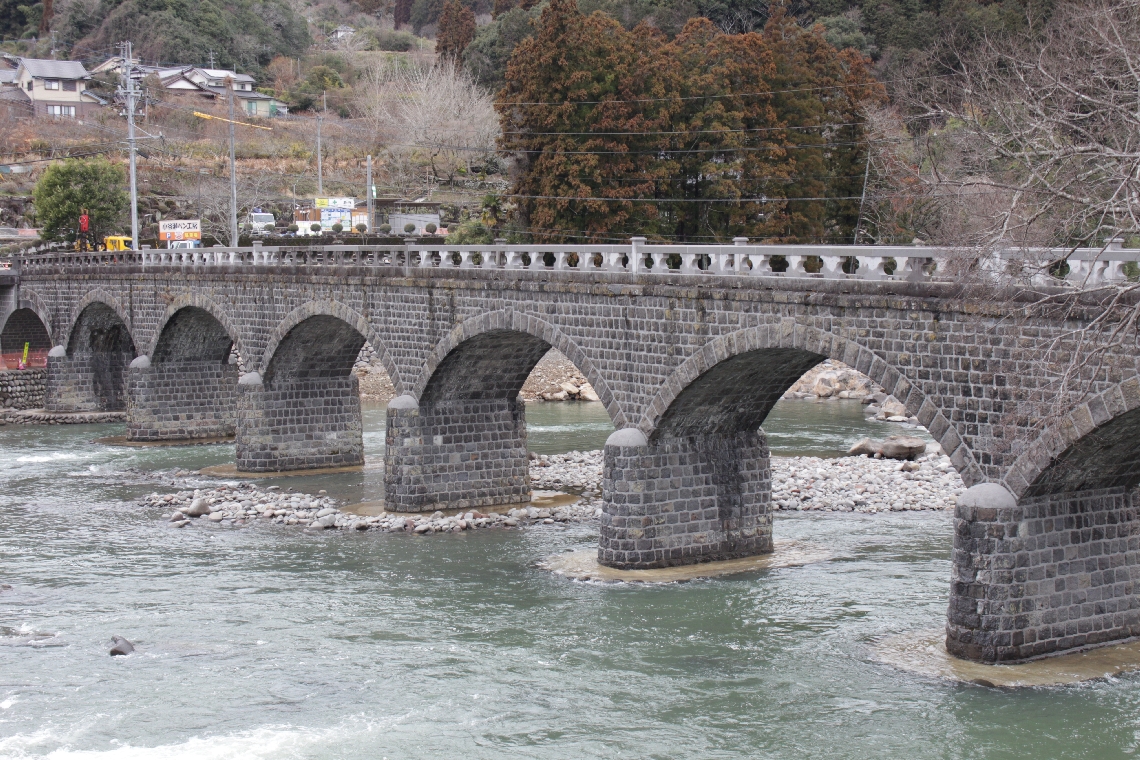 復旧が完了した耶馬渓橋。既存部分と同質の石材が調達できなかったため、高欄の流失・修復部分は色合いが異なる＝中津市本耶馬渓町曽木、樋田