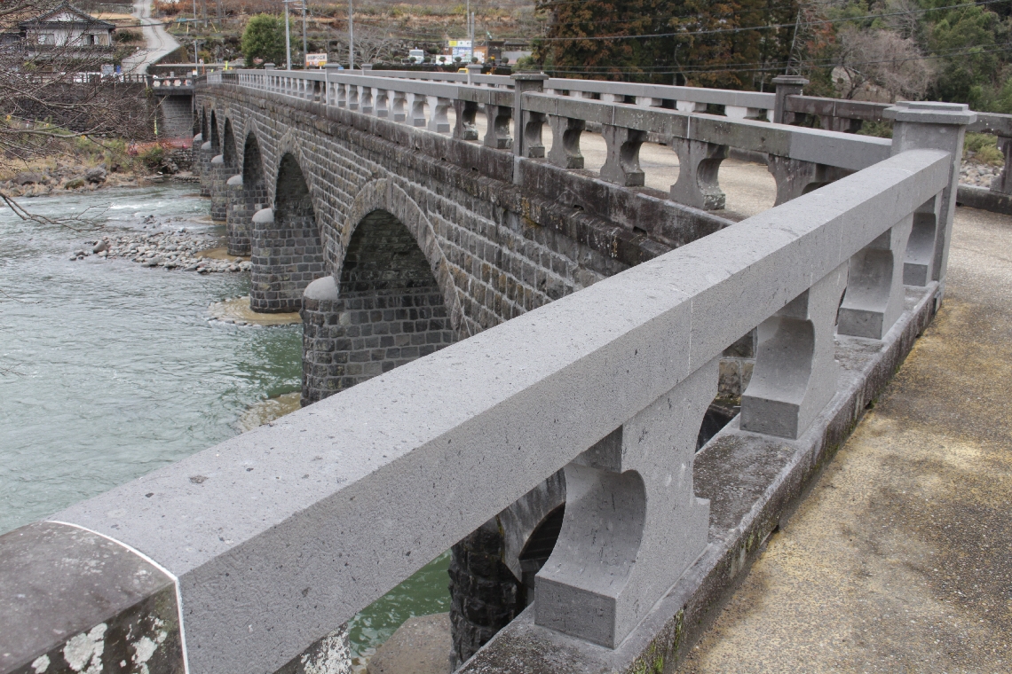復旧が完了した耶馬渓橋。既存部分と同質の石材が調達できなかったため、高欄の流失・修復部分（手前）は色合いが異なる