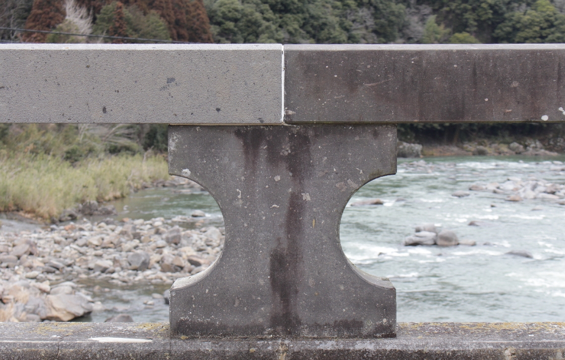 明るい色合いとなった耶馬渓橋の高欄の修復箇所（左上）。石材表面をゴツゴツした質感に加工した