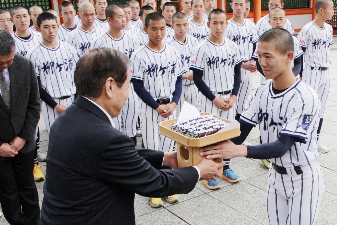 「勝守」を受け取る田原光太郎主将（手前右）＝５日午後、宇佐市の宇佐神宮