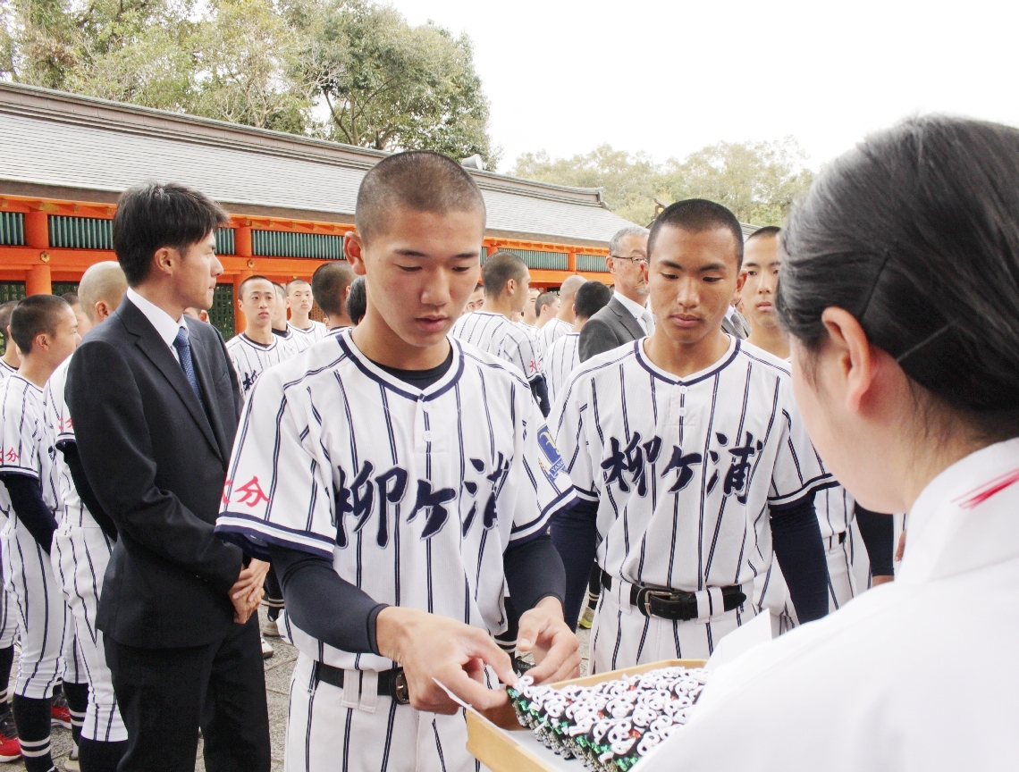 授与式の後、みこから「勝守」を受け取る野球部員