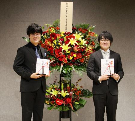 斎藤秀雄メモリアル基金賞を受賞した北村陽さん（左）と太田弦さん＝５日午後、東京都千代田区