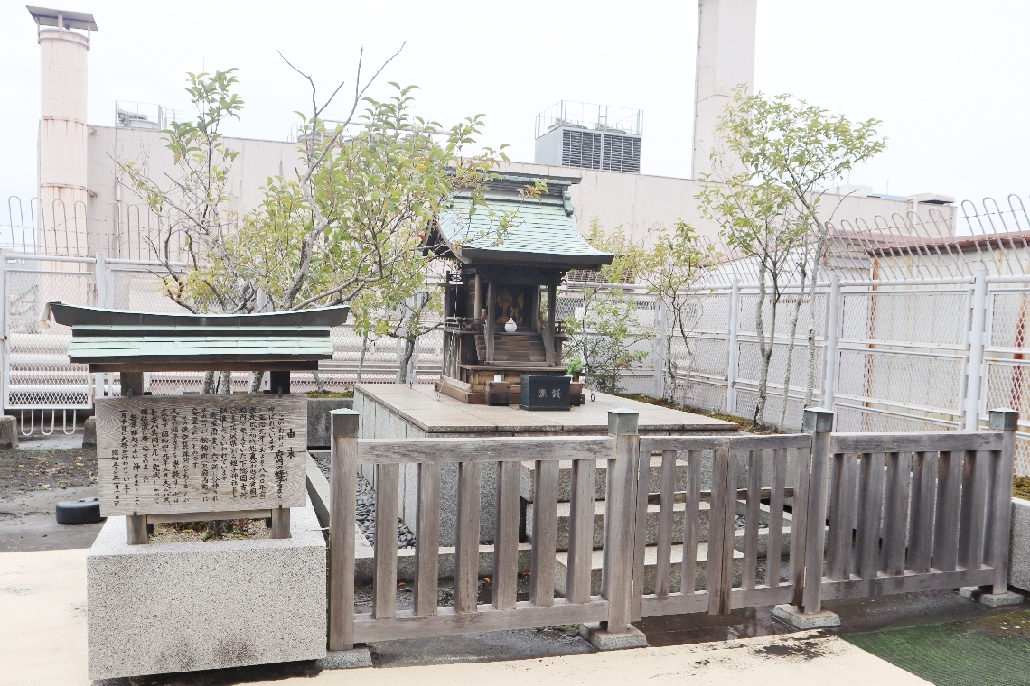 トキハ本店の屋上に祭られている「府内六蛭子」のえびす様