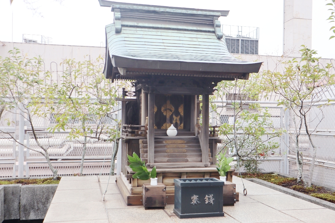 トキハ本店の屋上に祭られている「府内六蛭子」のえびす様