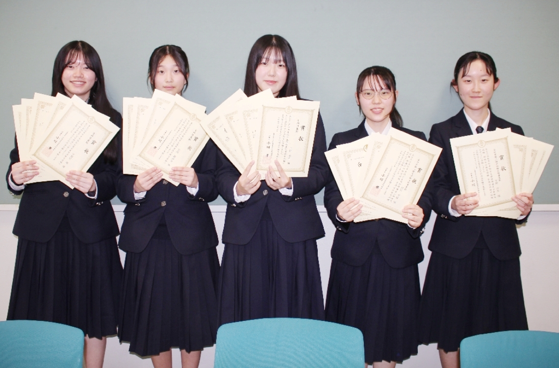 全国商業高校協会主催の検定で難関資格に合格した（右から）平野志歩さん、河村茉紘さん、北野美空さん、松岡真羽音さん、宇都宮凜さん＝別府翔青高