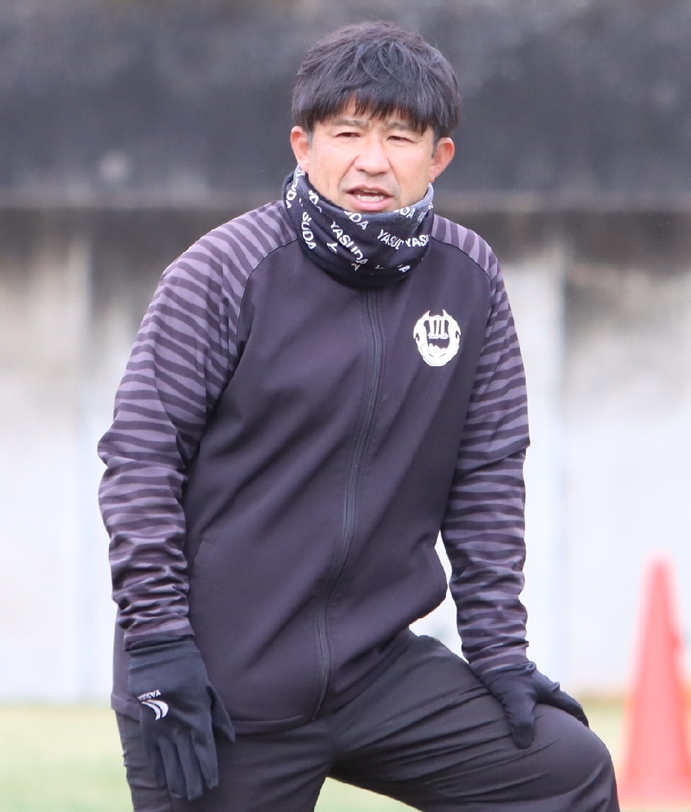 選手の動きに視線を送る中村監督