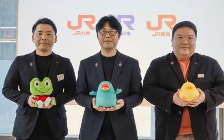 モバイルイコカ共通利用についての説明会で、撮影に応じるＪＲ３社の担当者＝７日午後、大阪市北区