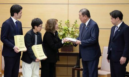 「高額療養費制度」を巡り、がん患者団体などの代表者らと面会する石破首相（右から２人目）＝７日午後、首相官邸