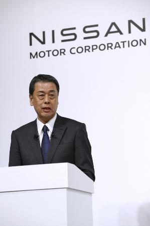昨年１２月、記者会見する日産自動車の内田誠社長＝東京都中央区