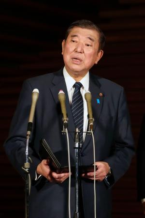 患者団体と面会後、記者団の取材に応じる石破首相＝７日午後、首相官邸