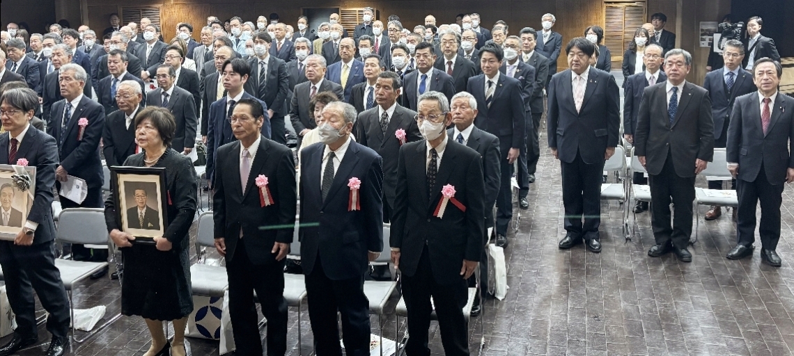 式典に臨む出席者