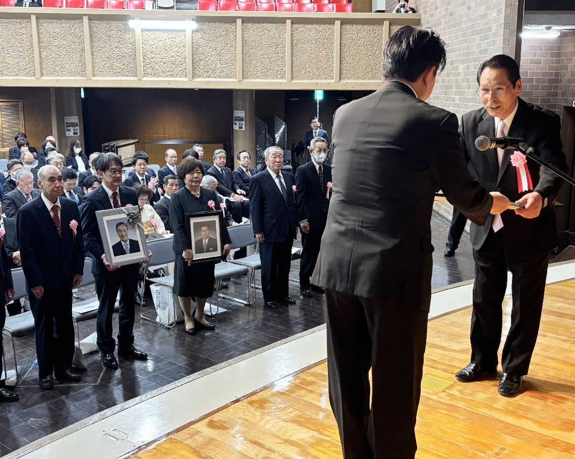 安部徹也町長から表彰を受ける功労者（右端）