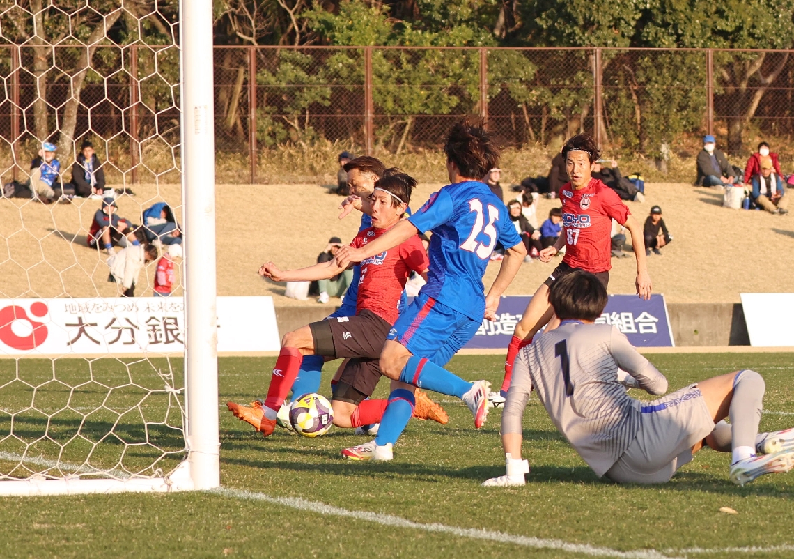 後半１６分、ゴール前に走り込んでボールを押し込む大分のＦＷ鈴木（左）