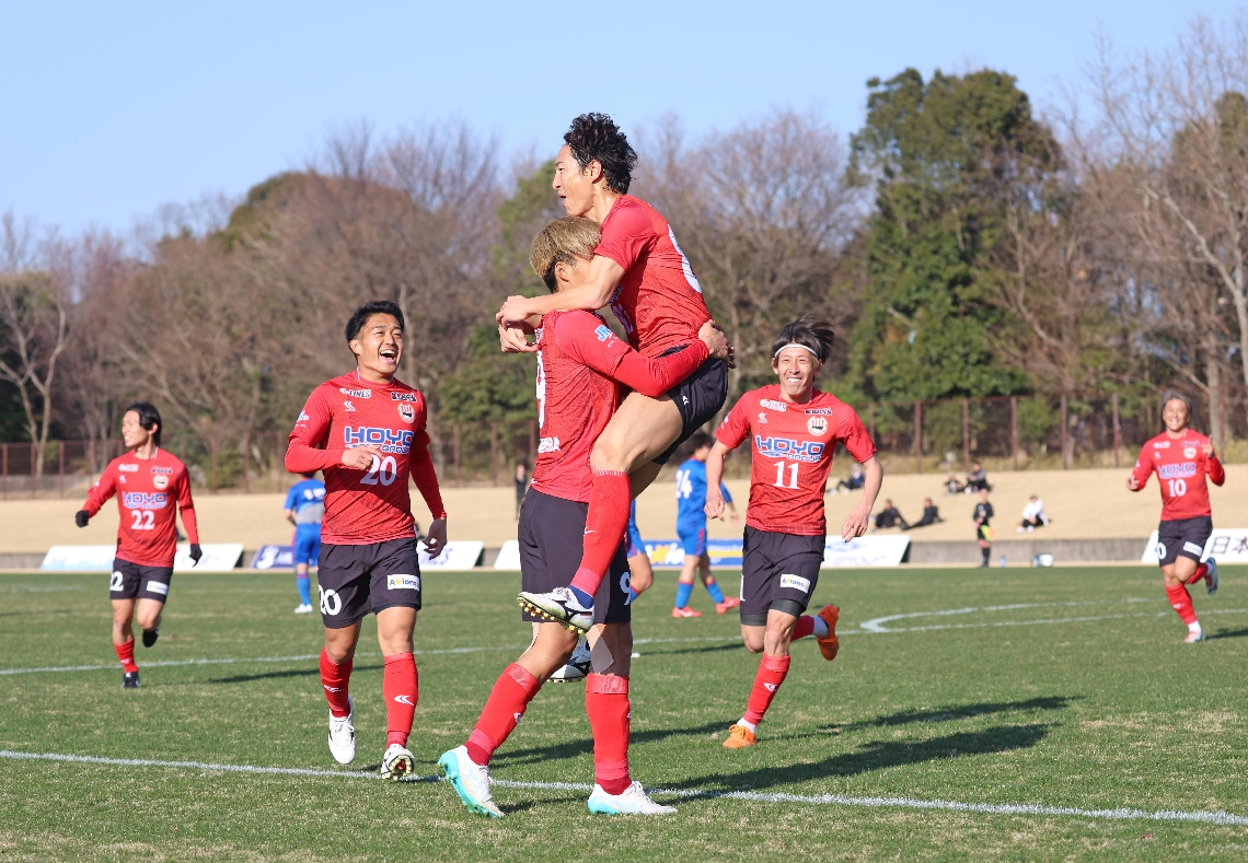 前半１２分、先制ゴールを決めて喜ぶ大分のＭＦ金崎（中央上）ら