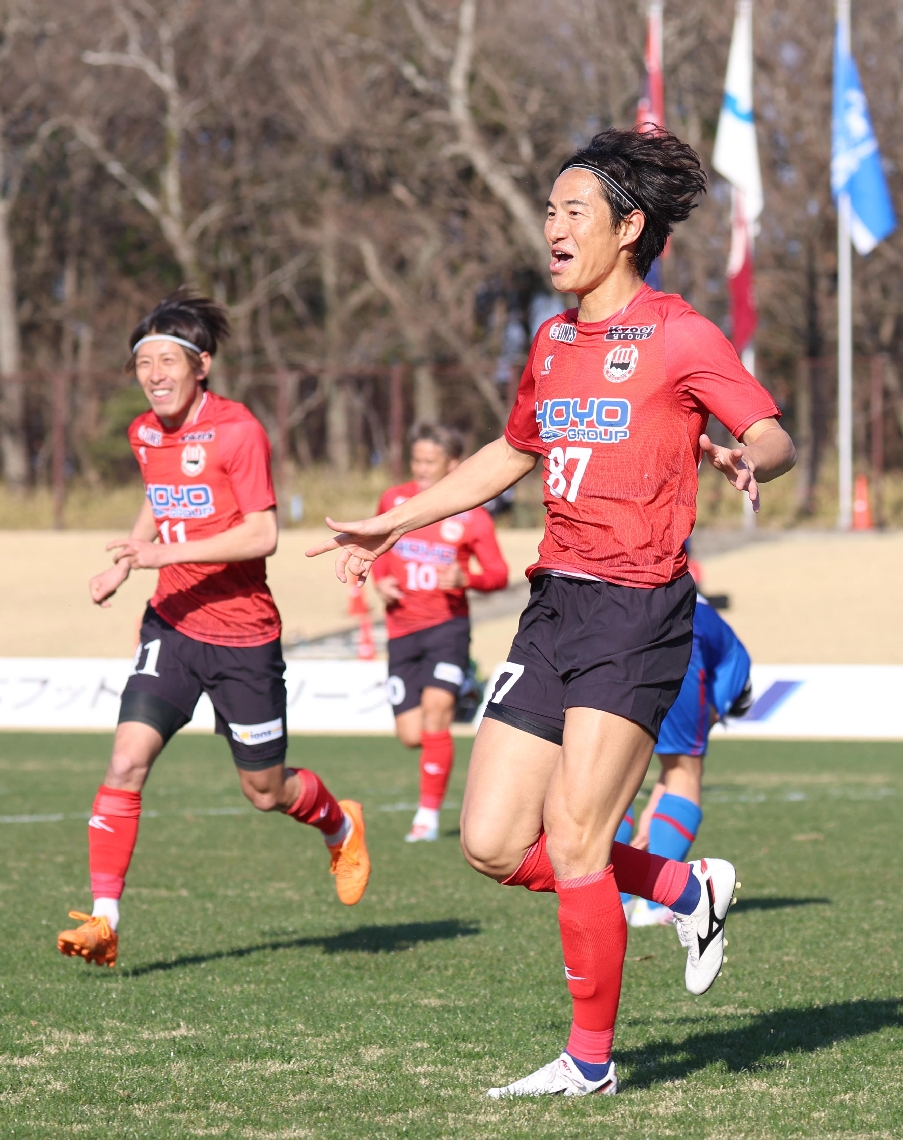 前半１２分、先制ゴールを決めて喜ぶ大分のＭＦ金崎（右）