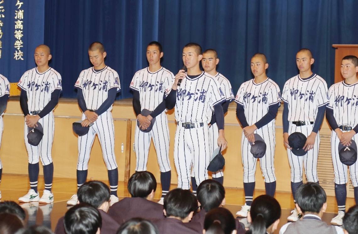 壮行会で決意表明をする田原主将（中央）＝柳ケ浦高体育館