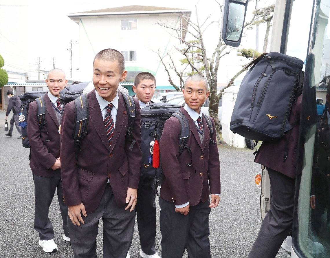 学校関係者らの見送りを受けながらバスに乗り込む柳ケ浦ナイン＝柳ケ浦高