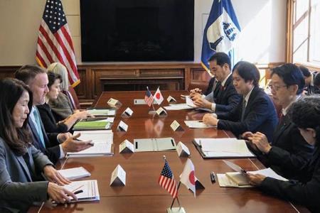 会談する武藤経産相（右手前から２人目）と米通商代表部のグリア代表（左手前から２人目）＝１０日、ワシントン（経産省提供、共同）