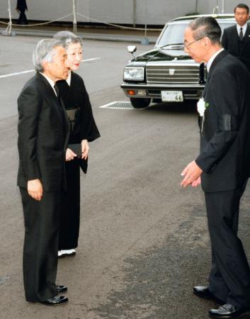 故正田英三郎さんの通夜の会場に到着された上皇ご夫妻と喪主の正田巌さん（右）＝１９９９年６月、東京・南青山の青山葬儀所