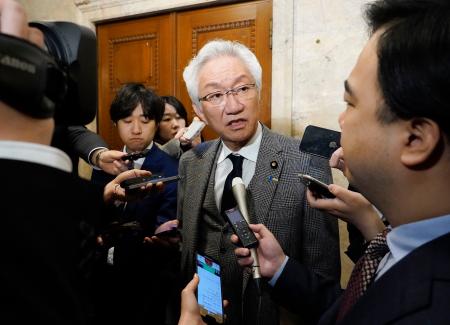 国会内で取材に応じる自民党の西田昌司参院議員＝１２日午前