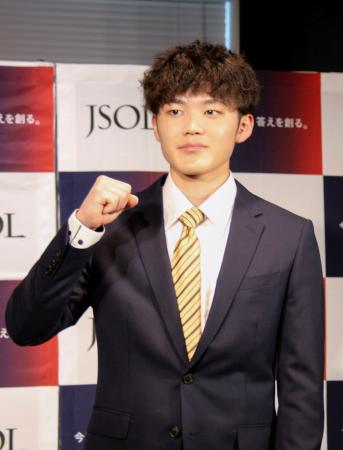 記者会見でポーズをとるスポーツクライミング男子の安楽宙斗＝１２日、東京都千代田区