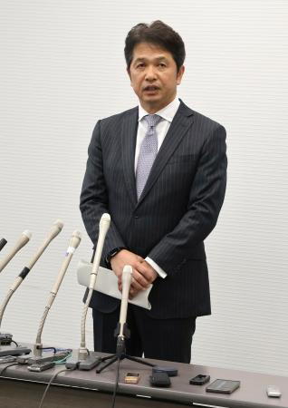 取材に応じる茨城県の大井川和彦知事＝１２日午後、茨城県庁