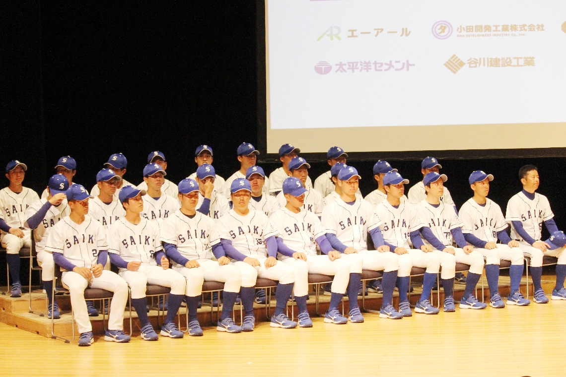 発足式を迎えた佐伯市硬式野球団メンバー＝佐伯市大手町のさいき城山桜ホール