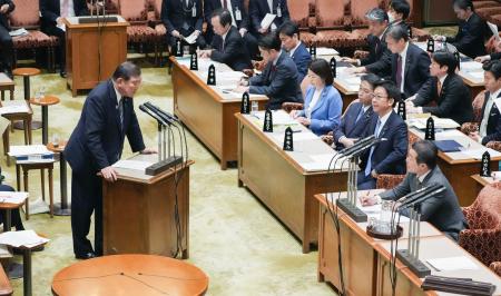 参院予算委の集中審議で、立憲民主党の森本真治氏（右手前）の質問に答弁する石破首相＝１４日午後