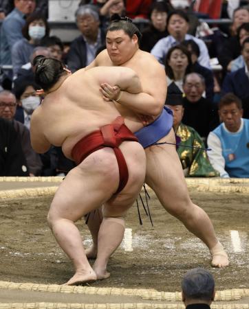大の里（奥）が押し出しで隆の勝を下す＝エディオンアリーナ大阪