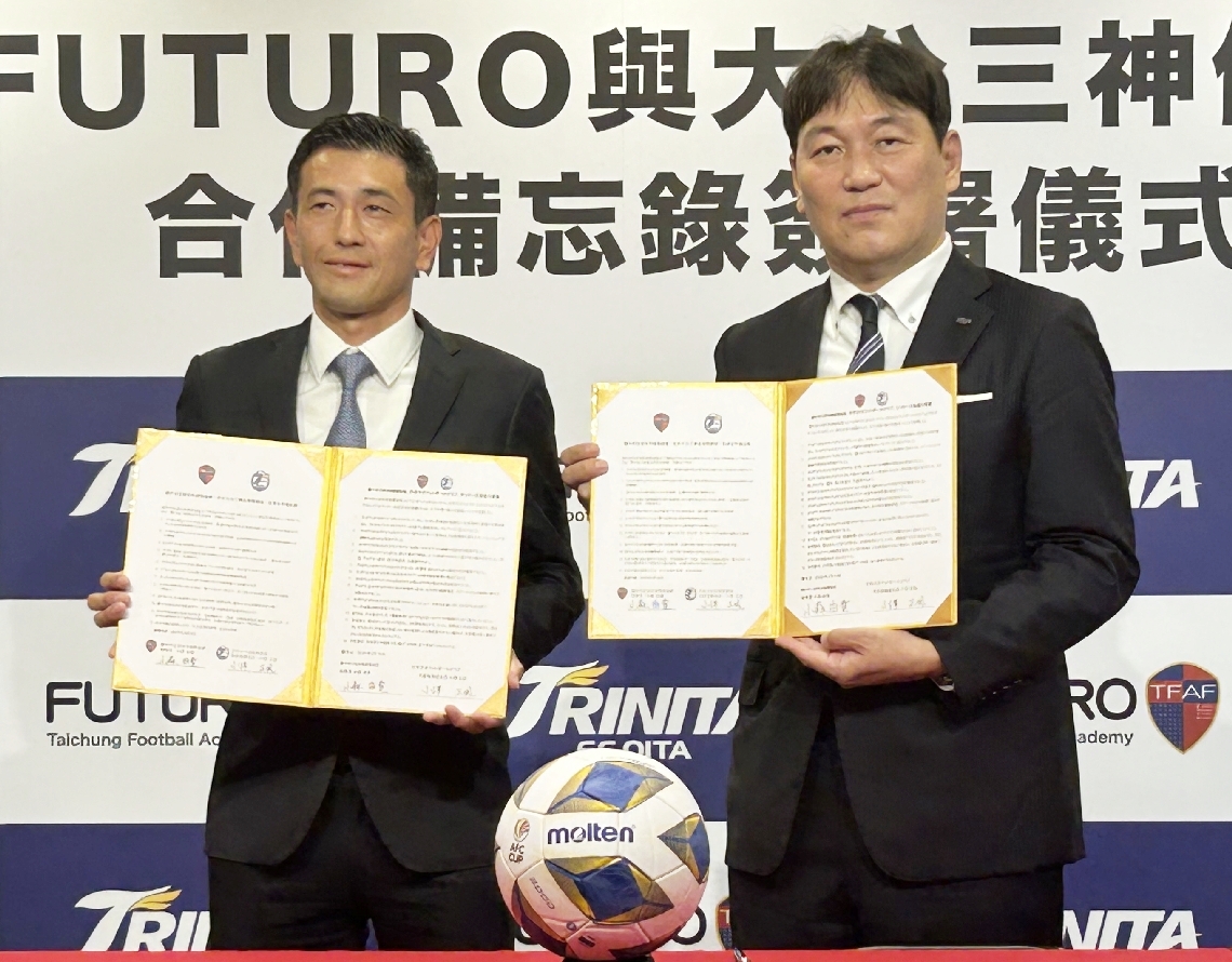 業務提携を結んだ大分フットボールクラブの小沢社長（右）と、台中ＦＵＴＵＲＯの小森代表＝台中市