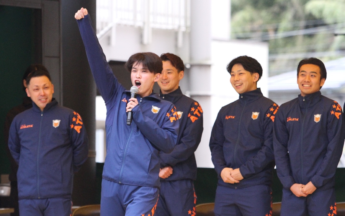 サポーターを盛り上げる橋本澪良主将＝トキハわさだタウン
