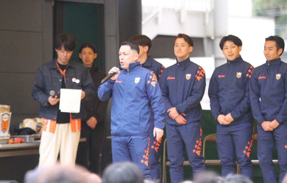 サポーターにあいさつをする狩野新監督