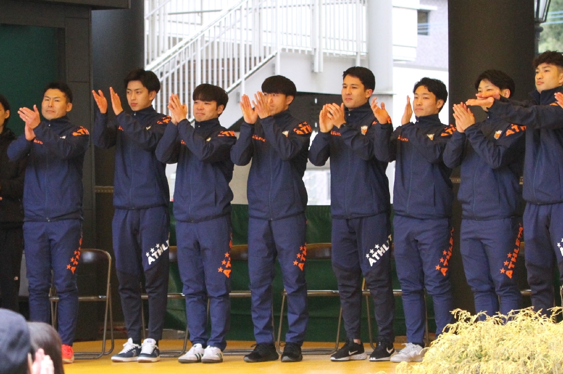 サポーターに感謝を伝える選手たち