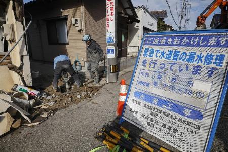 石川県輪島市で進む水道管の復旧工事＝昨年１月３０日