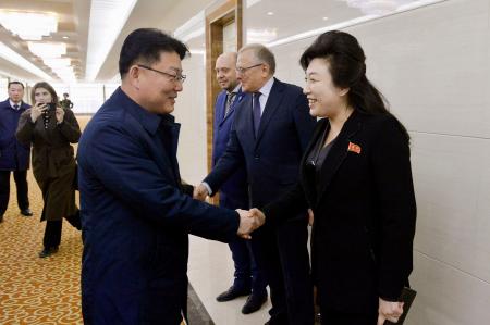 ロシアへの出発前に平壌国際空港で見送りを受ける北朝鮮の尹正浩対外経済相（手前左）＝１７日（共同）