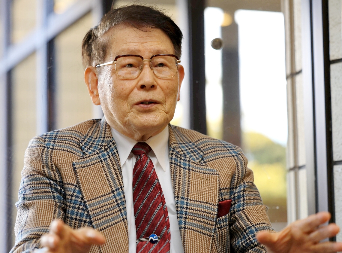 「機銃掃射と爆撃の音が忘れられない」と語る外山健一さん＝１月１０日、別府市役所