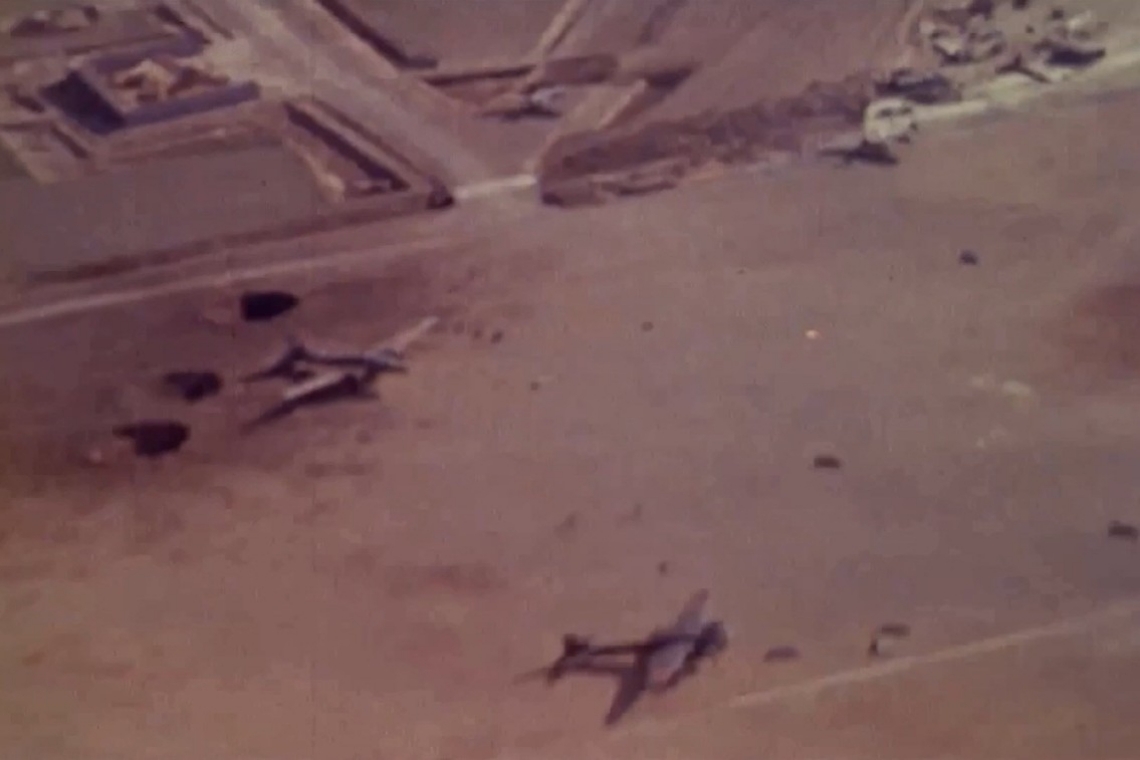 空襲を受ける大分海軍航空基地＝１９４５年３月１８日、米軍機から撮影（豊の国宇佐市塾提供）