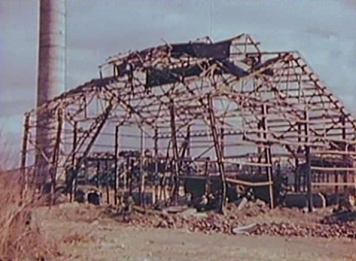 度重なる空襲で破壊された大分海軍航空基地の建物＝１９４６年２月、米戦略爆撃調査団撮影（豊の国宇佐市塾提供）