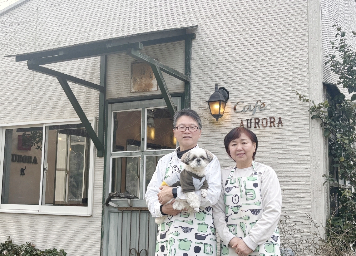 全面通行止めの影響で「店の客足が減る懸念がある」と話す判田明美さん（右）ら＝日田市夜明中町のアウローラ