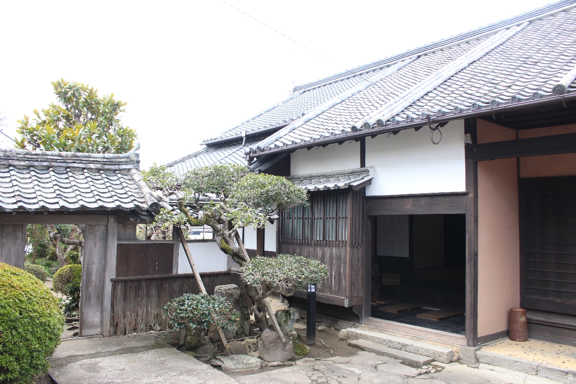 杵築藩医として仕えてきた佐野家の邸宅。体験プログラムでは個室貸し切りで利用できる＝杵築市杵築