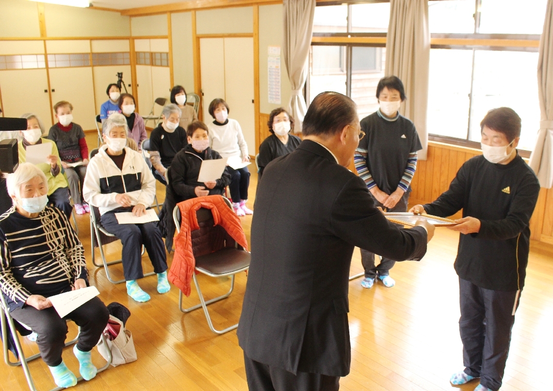 上城健康体操にこにこ会に「さいきの茶の間」認定証交付！