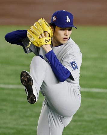 １７日、東京ドームでキャッチボールするドジャースの佐々木朗希