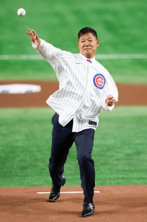 始球式を務めた福留孝介氏＝東京ドーム
